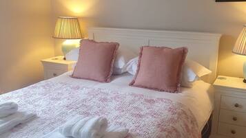 2 bedrooms, iron/ironing board, travel cot, free WiFi