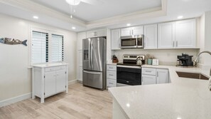 冷蔵庫、電子レンジ、オーブン、コンロ