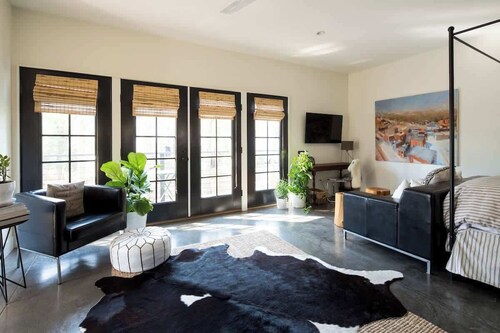 Stylish Belmont Studio: Walk to Downtown Mall