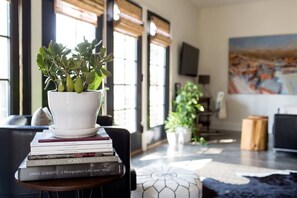Interior - Stylish Belmont Studio: Walk to Downtown Mall (Charlottesville)