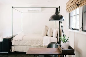 Tabla de planchar con plancha, wifi y ropa de cama 
