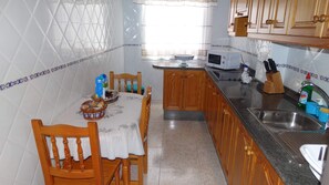 Refrigerador, microondas, parrilla de estufa y cafetera y tetera 