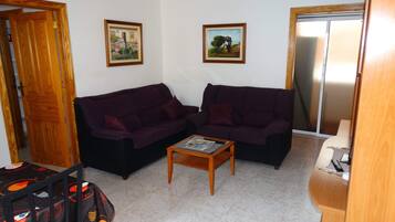 Een smart-tv, boeken en een filmbibliotheek