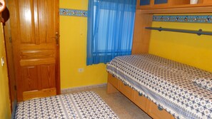 3 habitaciones, tabla de planchar con plancha y cuna de viaje 