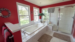 Badewanne, Haartrockner, Handtücher, Seife