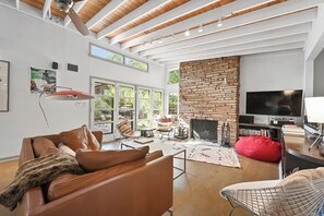 Smart-TV, Kamin, Netflix, Hulu