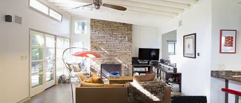 Smart TV, fireplace, Netflix, Hulu