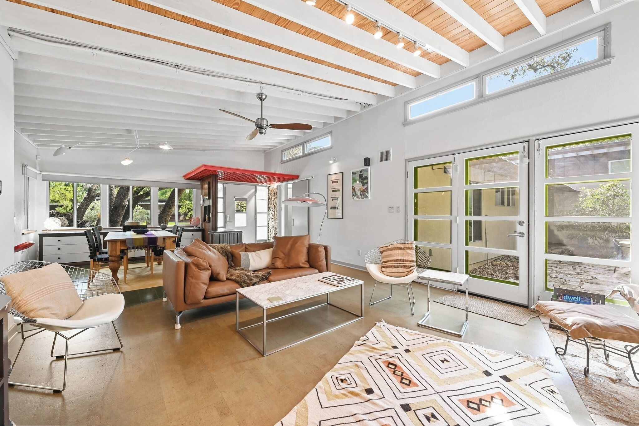 Smart TV, chimenea, Netflix y Hulu 