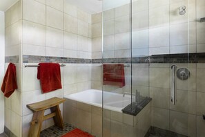 Baignoire, séchoir à cheveux, bidet, serviettes fournies