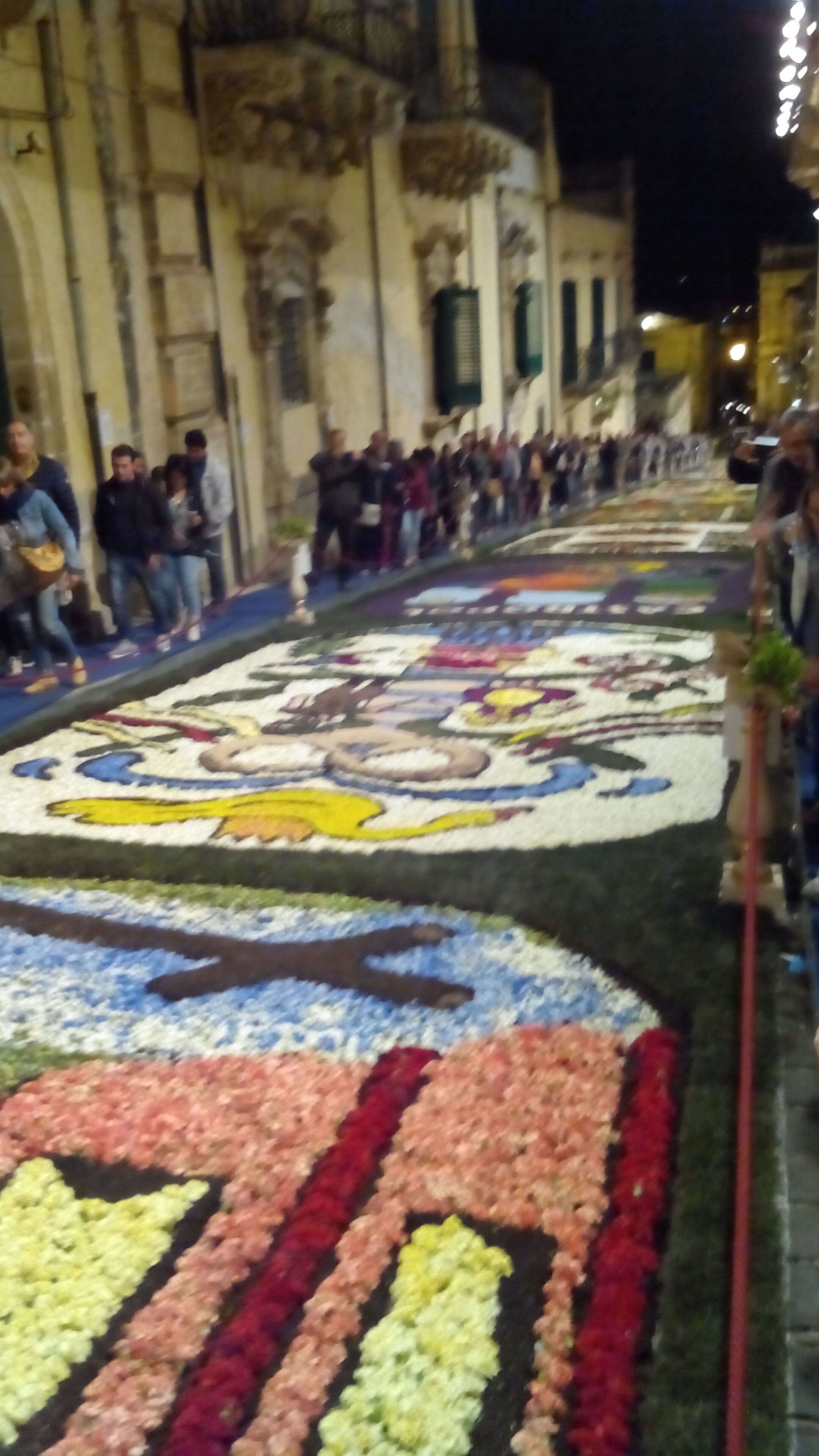 Eine Straße mit einem großen Blumenmuster.