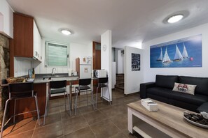 Kühlschrank, Mikrowelle, Herdplatte, Wasserkocher mit Kaffee-/Teezubehör