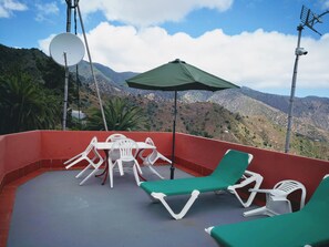 Outdoor dining - Presa La Encantadora (Vallehermoso)