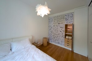 1 室のベッドルーム、セーフティボックス (室内)、デスク、アイロン / アイロン台