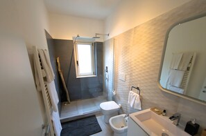 シャワー、ヘアドライヤー、タオル、石鹸