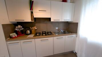 Kühlschrank, Mikrowelle, Herdplatte, Geschirrspüler