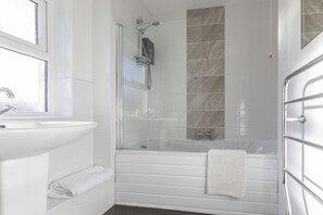 Badekar, hårføner, håndklær og såpe