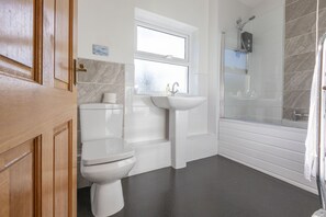 Badekar, hårføner, håndklær og såpe