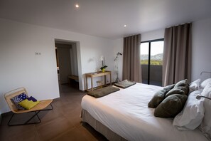 4 habitaciones, tabla de planchar con plancha, wifi y ropa de cama 