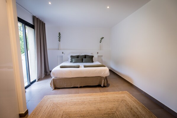 4 habitaciones, tabla de planchar con plancha, wifi y ropa de cama 