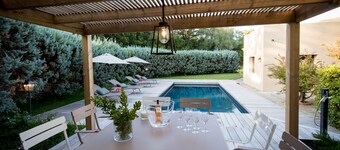 Novità: Villa 200 m2 con vista mare e piscina riscaldata, 4 camere da letto.