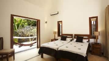 4 chambres, coffres-forts dans les chambres, fer et planche à repasser