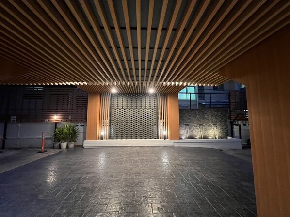 Fachada de la propiedad por la tarde o noche