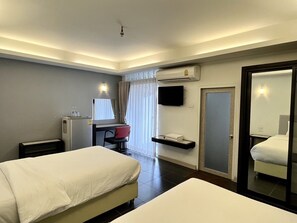 Escritorio, wifi gratis y ropa de cama 