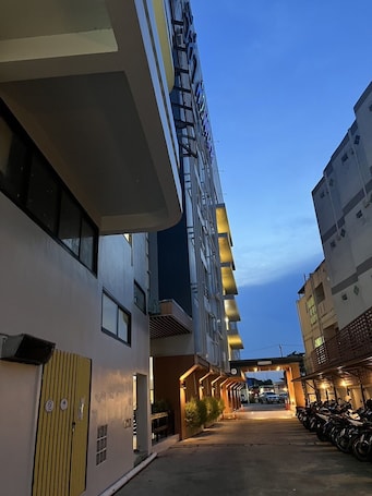 Fachada de la propiedad por la tarde o noche