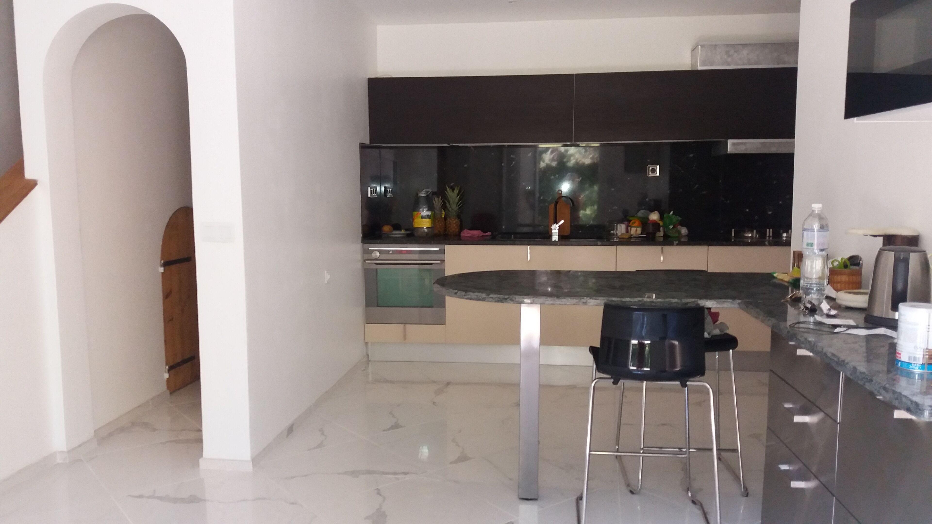 Jääkaappi, mikroaaltouuni, uuni, liesi