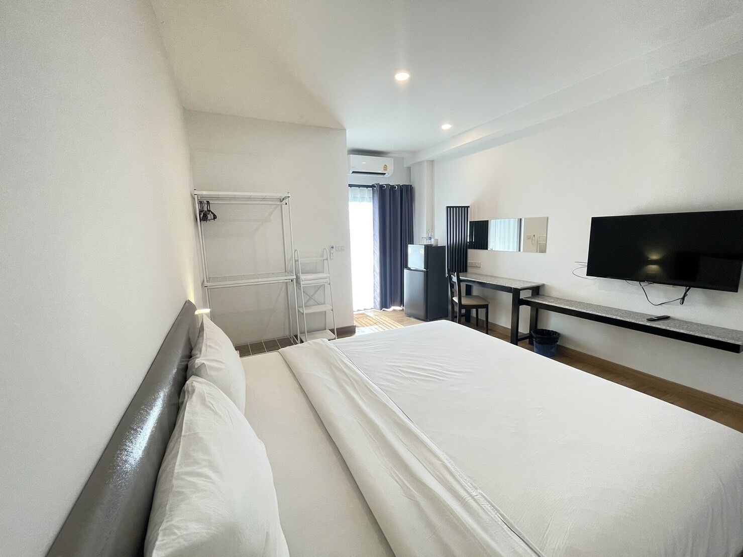 standard double room, 1 king bed | television