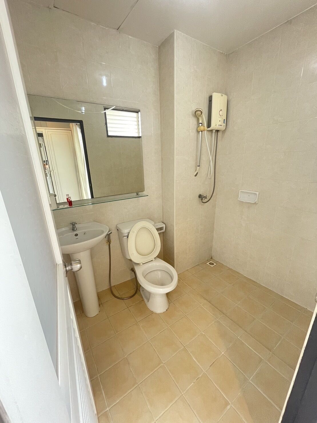 standard twin room, 2 single beds | bathroom | shower, free toiletries, towels