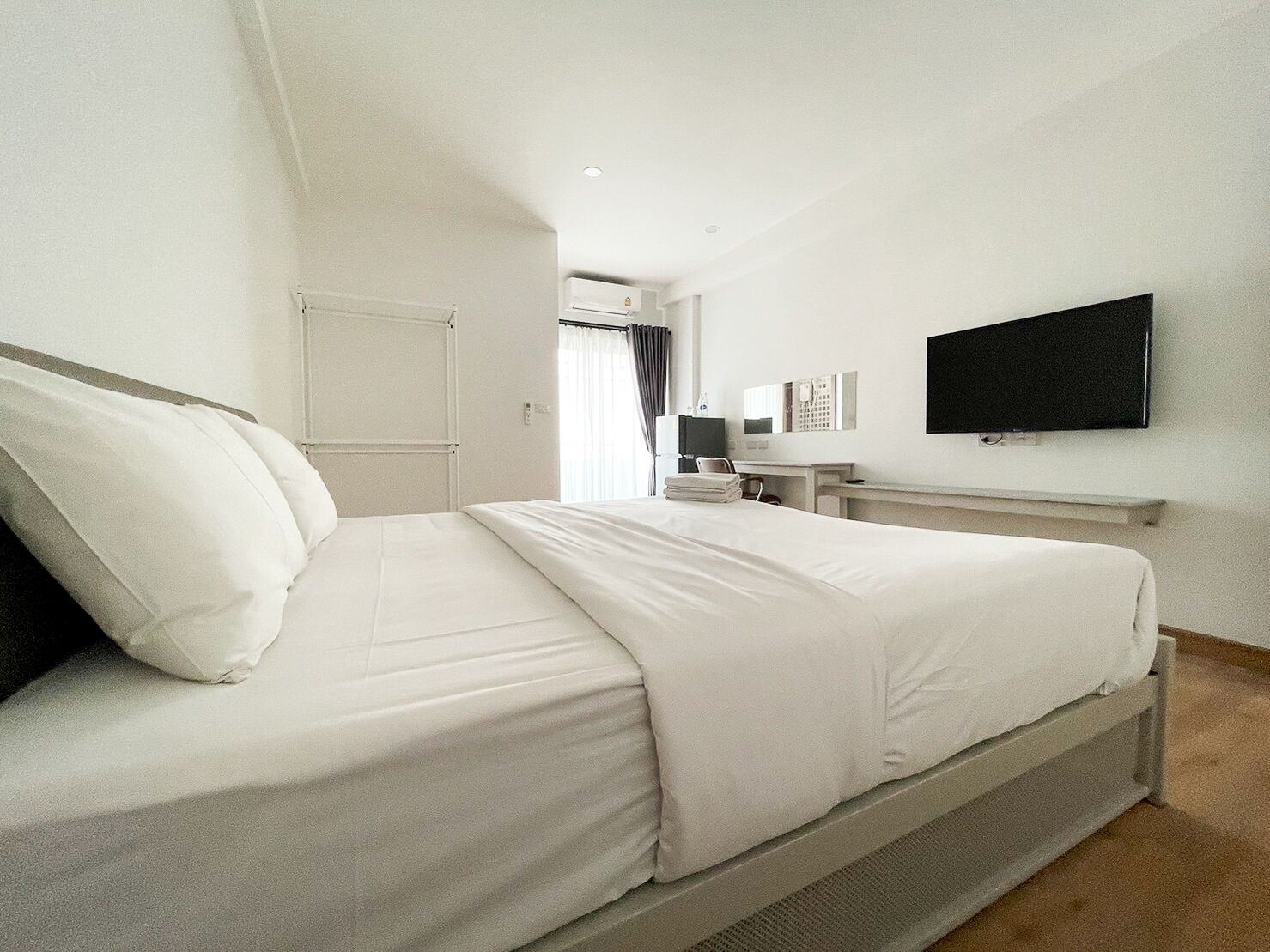standard double room, 1 king bed | television