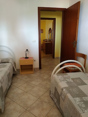 3 chambres, fer et planche Ă repasser, lit parapluie, draps fournis