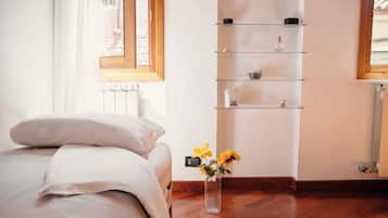 1 habitación, tabla de planchar con plancha, wifi gratis y ropa de cama