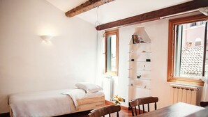 A small, cozy room with a wooden bed, a dining table, and a bookshelf. - Ca' Marina, a few steps from the Biennale di Venezia (Venezia)