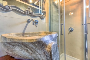 Combined shower/tub, hair dryer, towels
