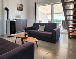 TV, fireplace, books - Penthouse with unobstructed sea views (Peroj)