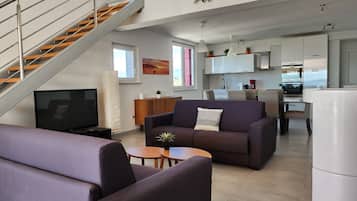 Fernseher, Kamin, Bücher
