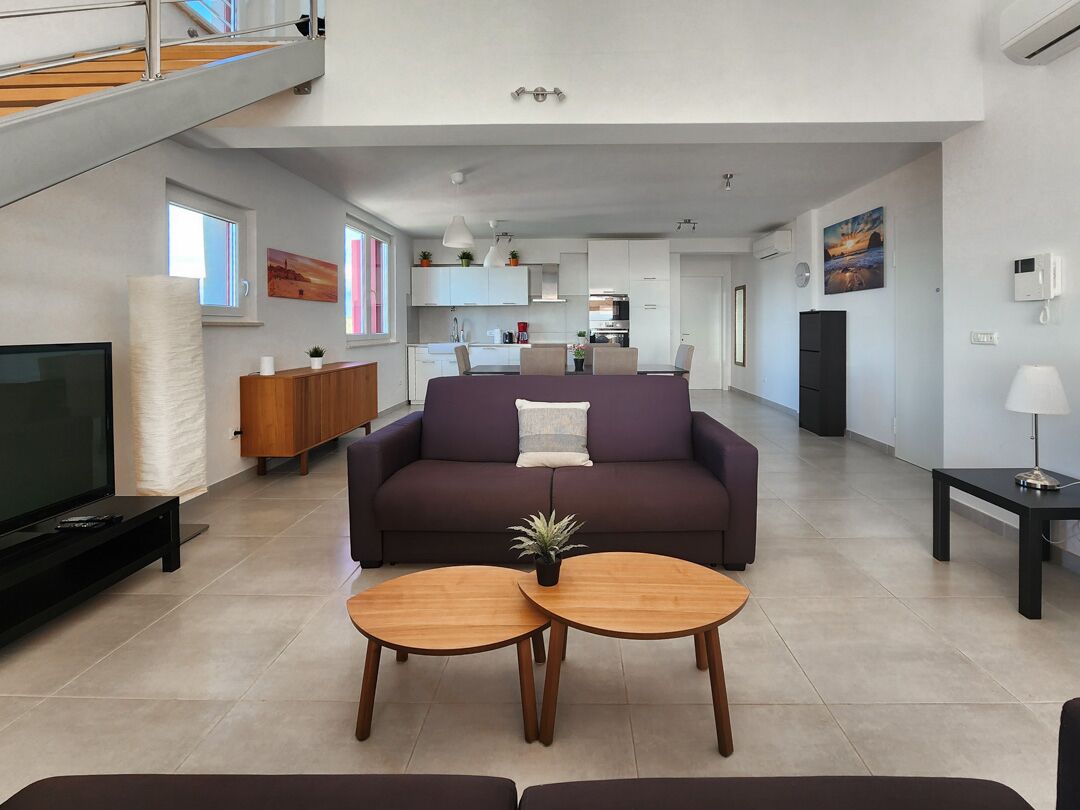 电视、壁炉、书