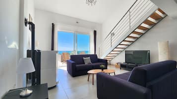 Fernseher, Kamin, Bücher