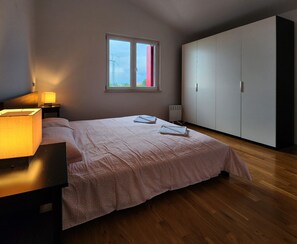 2 Schlafzimmer, Zimmersafe, Bügeleisen/Bügelbrett, kostenloses WLAN