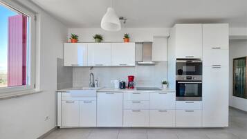 Kühlschrank, Mikrowelle, Ofen, Herdplatte