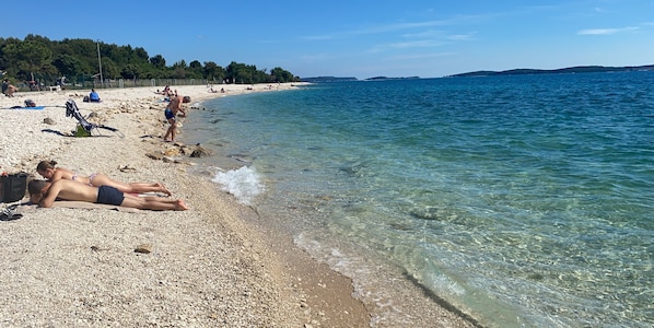 Una spiaggia nelle vicinanze, lettini da mare