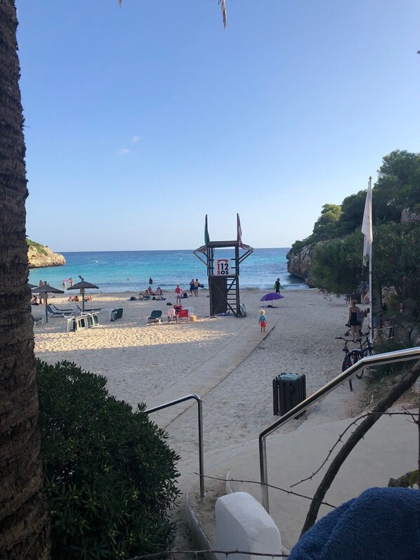 Playa en los alrededores, camastros y toallas de playa 