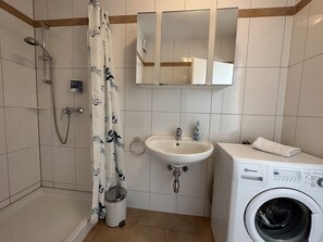 Chuveiro, secador de cabelo, toalhas de banho, sabonete