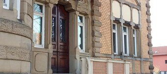 ルートヴィヒスブルクの南にあるアールヌーボー様式の別荘の日当たりの良いアパート