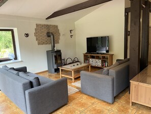 TV, peis, bøker og stereoanlegg