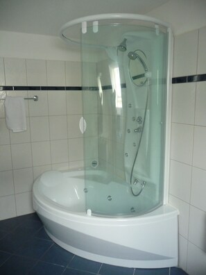Badewanne, Haartrockner, Handtücher, Toilettenpapier