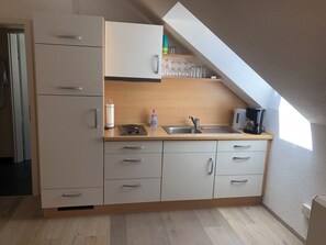 Kühlschrank, Mikrowelle, Herdplatte, Wasserkocher mit Kaffee-/Teezubehör