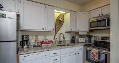 Renovated Top floor Studio Condo - Resort-Style Amenities